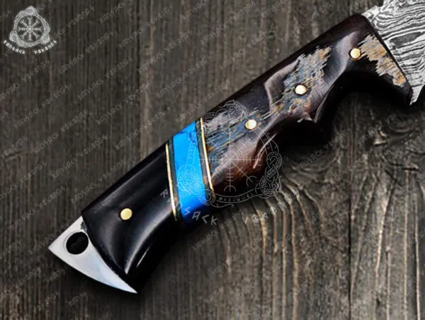 Damascus Gut Hook Hunting Knife — Hand-Forged, Buffalo Horn Handle, Leather Sheath