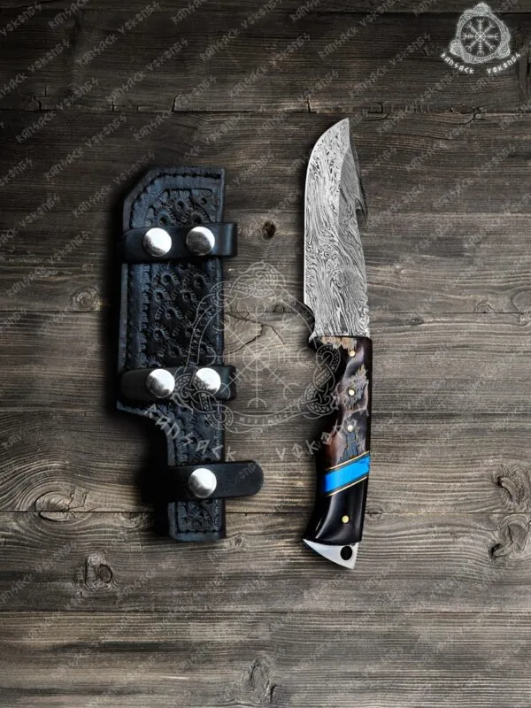Damascus Gut Hook Hunting Knife — Hand-Forged, Buffalo Horn Handle, Leather Sheath