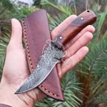 Damascus Skinner Knife — Hand-Forged, 7.5″ Overall, Rosewood Handle, Leather Sheath