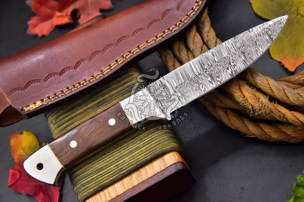 Damascus Skinner Knife — Hand-Forged, 8.6″ Overall, Wood Handle, Leather Sheath