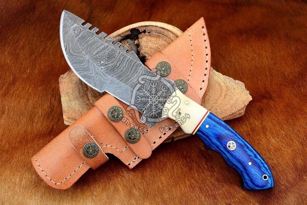 Damascus Tracker Knife — Hand-Forged, 10″ Overall, Hardwood Handle, Leather Sheath
